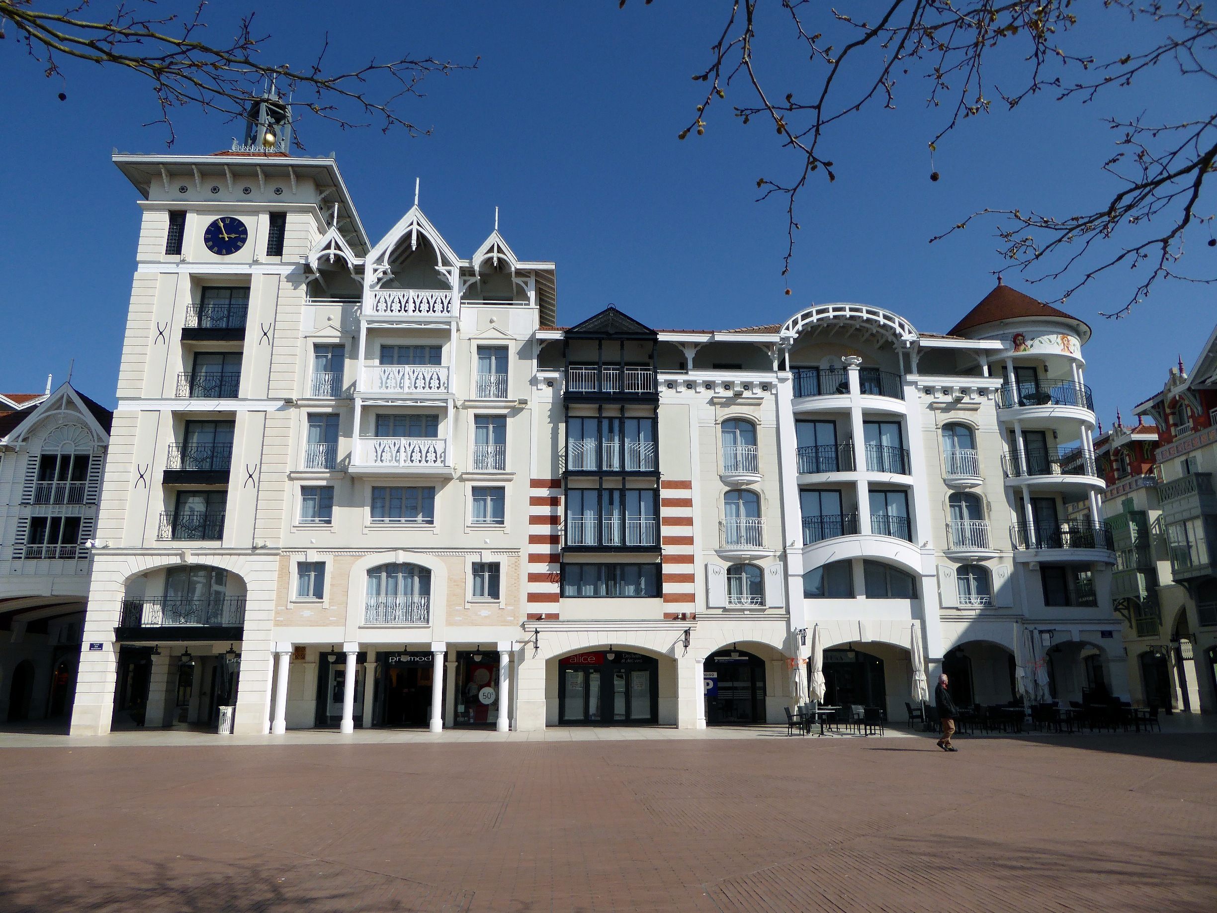 Photo à Arcachon (33120) : La place des Marquises - Arcachon, 311589