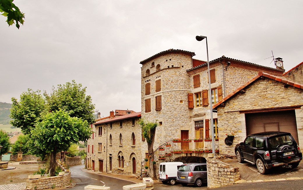 Photo à Saint Georges de Luzençon 12100 La Commune Saint Georges