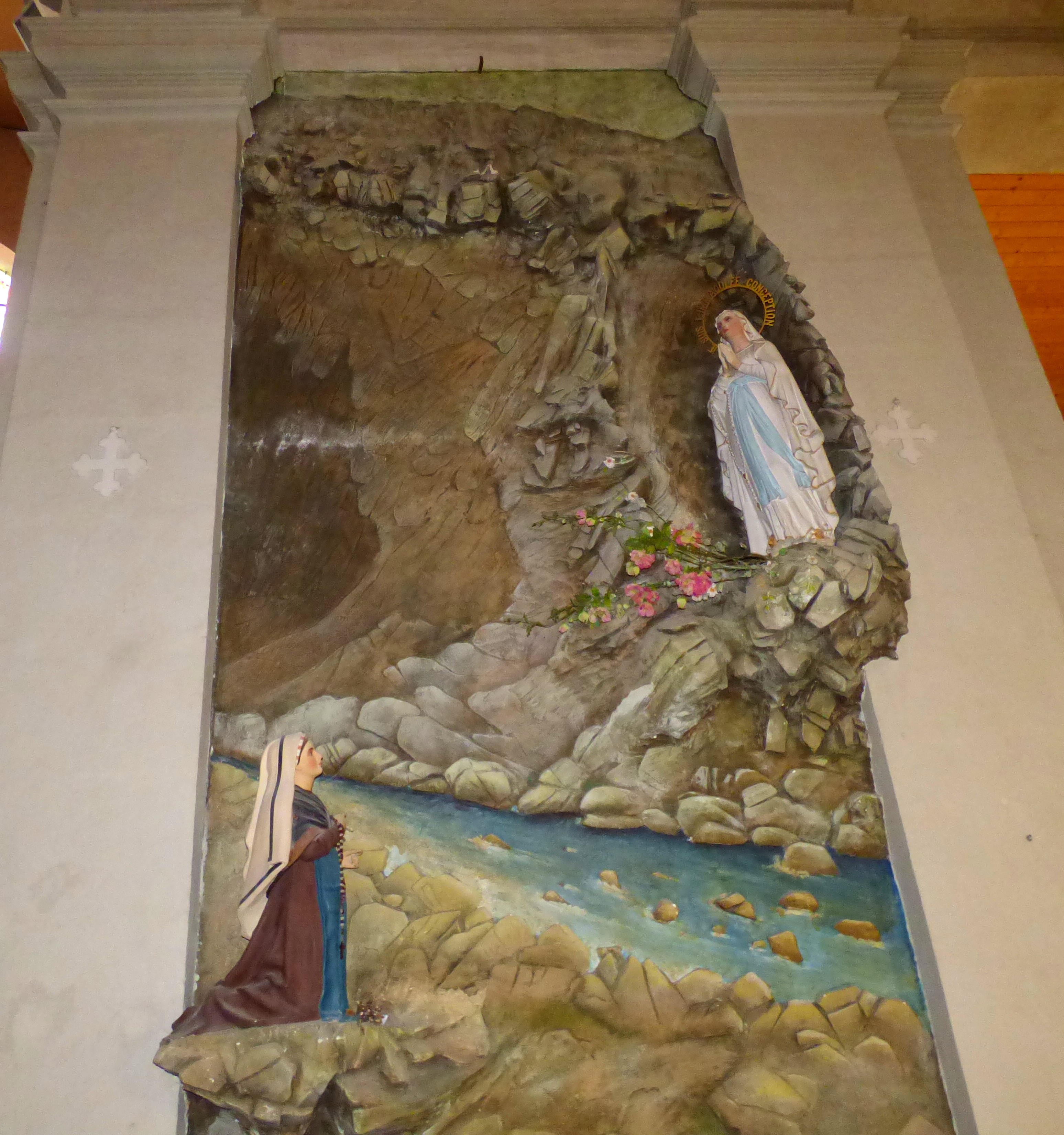 Photo à L Île d Elle 85770 Eglise Bas relief par Gueret peintre