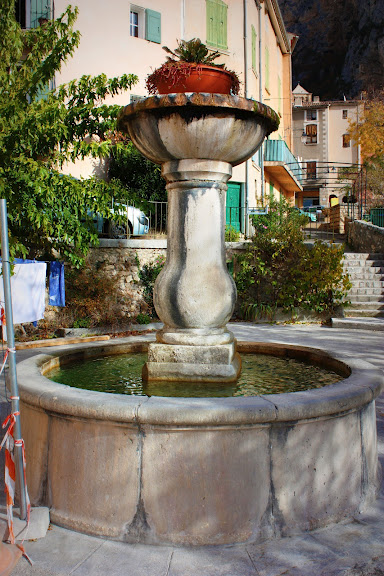 Photo Moustiers Sainte Marie Fontaine Moustiers Ste Marie