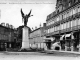 Rue Monnet Sully et Monument aux Morts de l'Arrondissement, vers 1920 (carte postale ancienne).