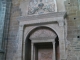 dans l'église Saint Samson : tombeau de l'évêque Thomas James