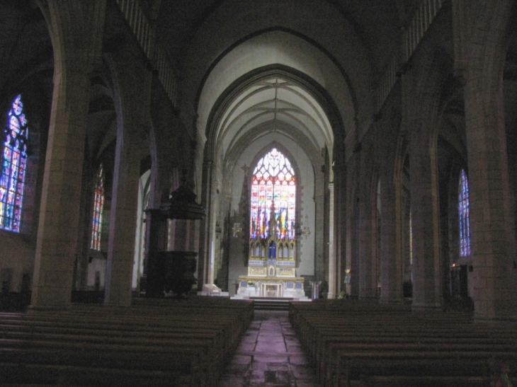 Eglise St Léonard  - la nef - Fougères