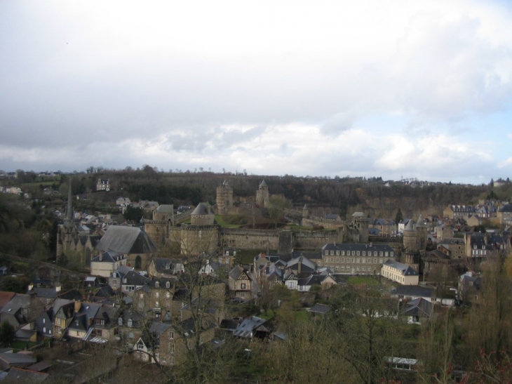 Vue sur la ville et l'ensemble du château - Fougères