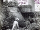 Promenade sous les murs du château, vers 1904 (carte postale ancienne).