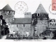 Photo suivante de Fougères Entrée du château - Vue intérieure, vers 1905 (carte postale ancienne).
