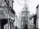 Photo suivante de Fougères Le dernier porche de la rue Nationale, vers 1906 (carte postale ancienne).
