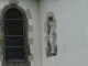 vitrail et statue sir le mur de l'église