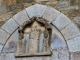 Eglise Saint Pierre : détail sculpture au dessus de la petite porte