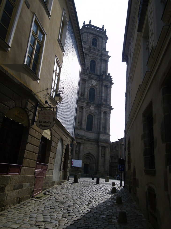 La cathedrale st pierre vue des portes mordellaises - Rennes