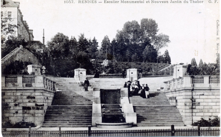 Escalier monumental et nouveau jardin du Thabor, vers 1905 (carte postale ancienne). - Rennes