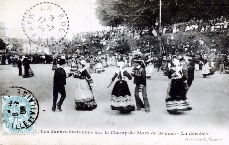 Les Danses Bretonnes sur le Champ de Mars de Rennes, vers 1906 (carte postale ancienne).