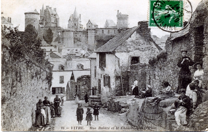 Rue Balazé et Château, vers 1912 (carte postale ancienne). - Vitré