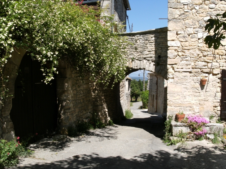 Rue du village - Issirac