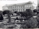 Le Jardin public et le musée, vers 1920 (carte postale ancienne).