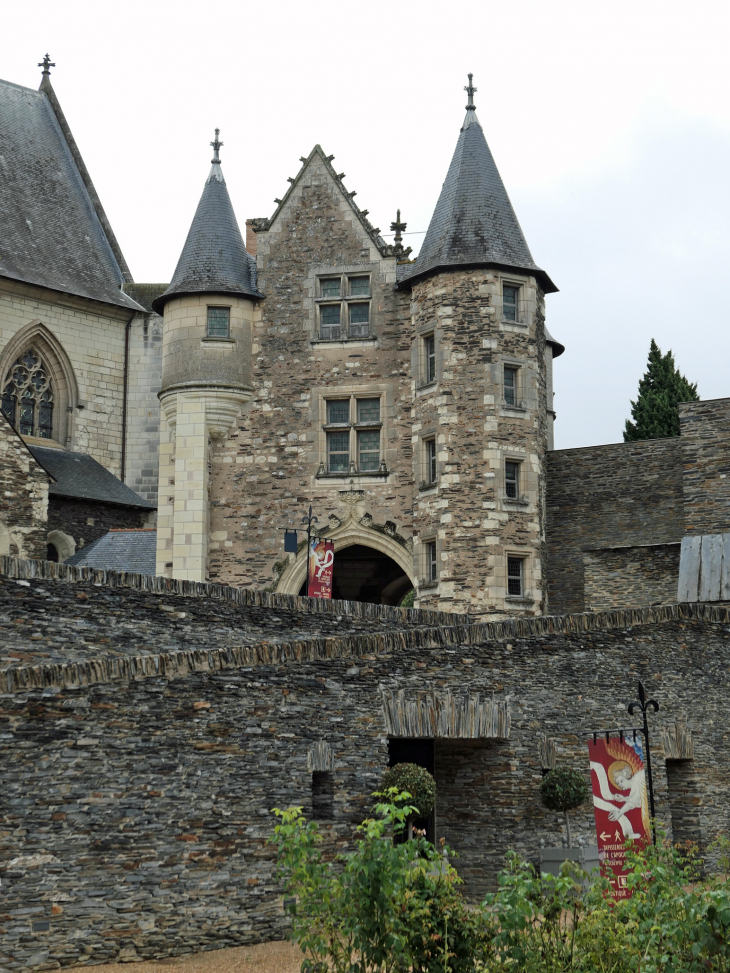 Le château : le chatelet vu des douves - Angers