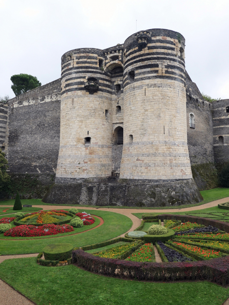 Le château : le porte des champs vue des douves - Angers