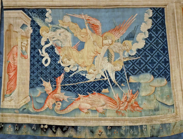 La tenture de l'Apocalypse : Le dragon Saint Michel combat le dragon - Angers