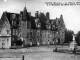 Le château (XIVe S.) et le Monument des Morts pour la France , vers 1910 (carte postale ancienne).