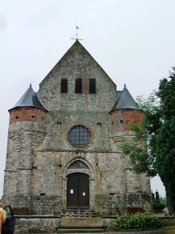 Photo à Marly Gomont 02120 L entrée de l église Marly Gomont