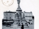 Statue-Fontaine de la place Saint Jean, vers 1906 (carte postale ancienne).
