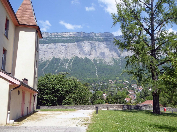 Le massif de la Chartreuse vu du parc de la mairie - Montbonnot-Saint-Martin