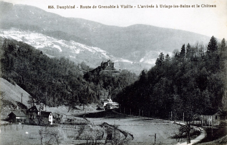 Route de Grenoble à Vizille - L'arrivée à Uriage-Les-Bains et le château, vers 1920 (carte postale ancienne). - Saint-Martin-d'Uriage