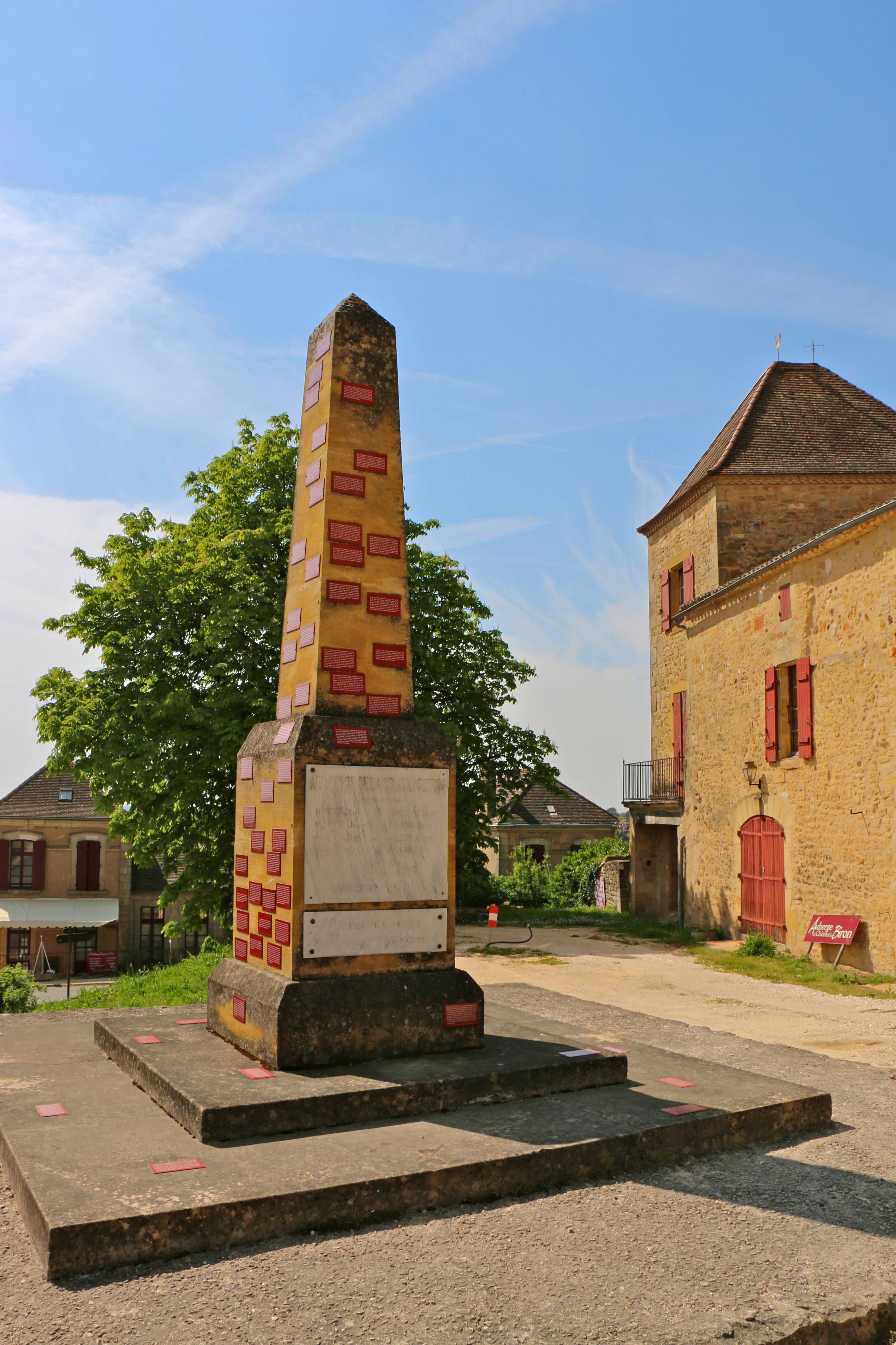 Photo à Biron (24540) : Le Monument Aux Morts - Biron, 233627 Communes.com