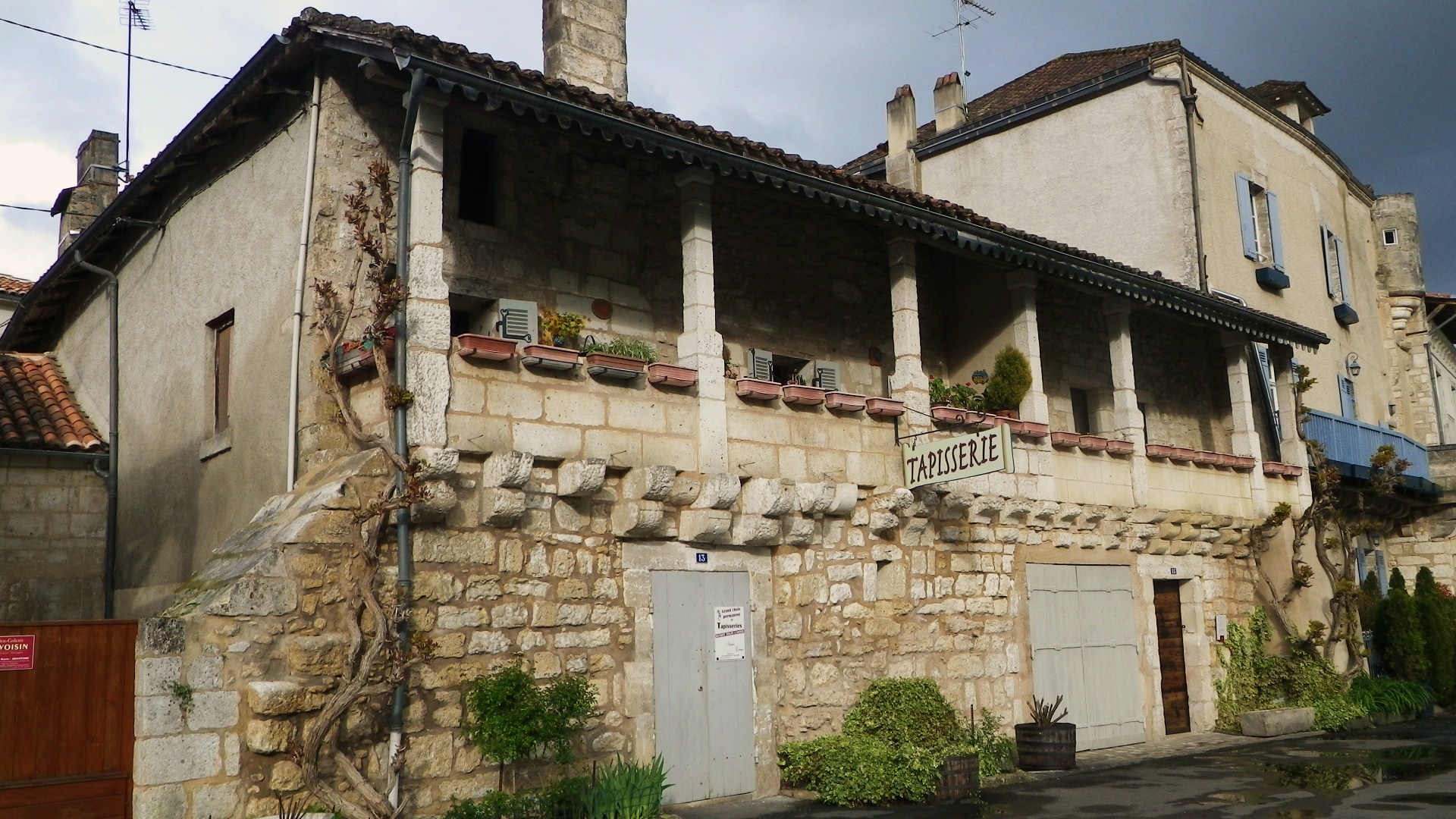 Photo à Brantôme (24310) : Maison ancienne à galerie de pierre sur le