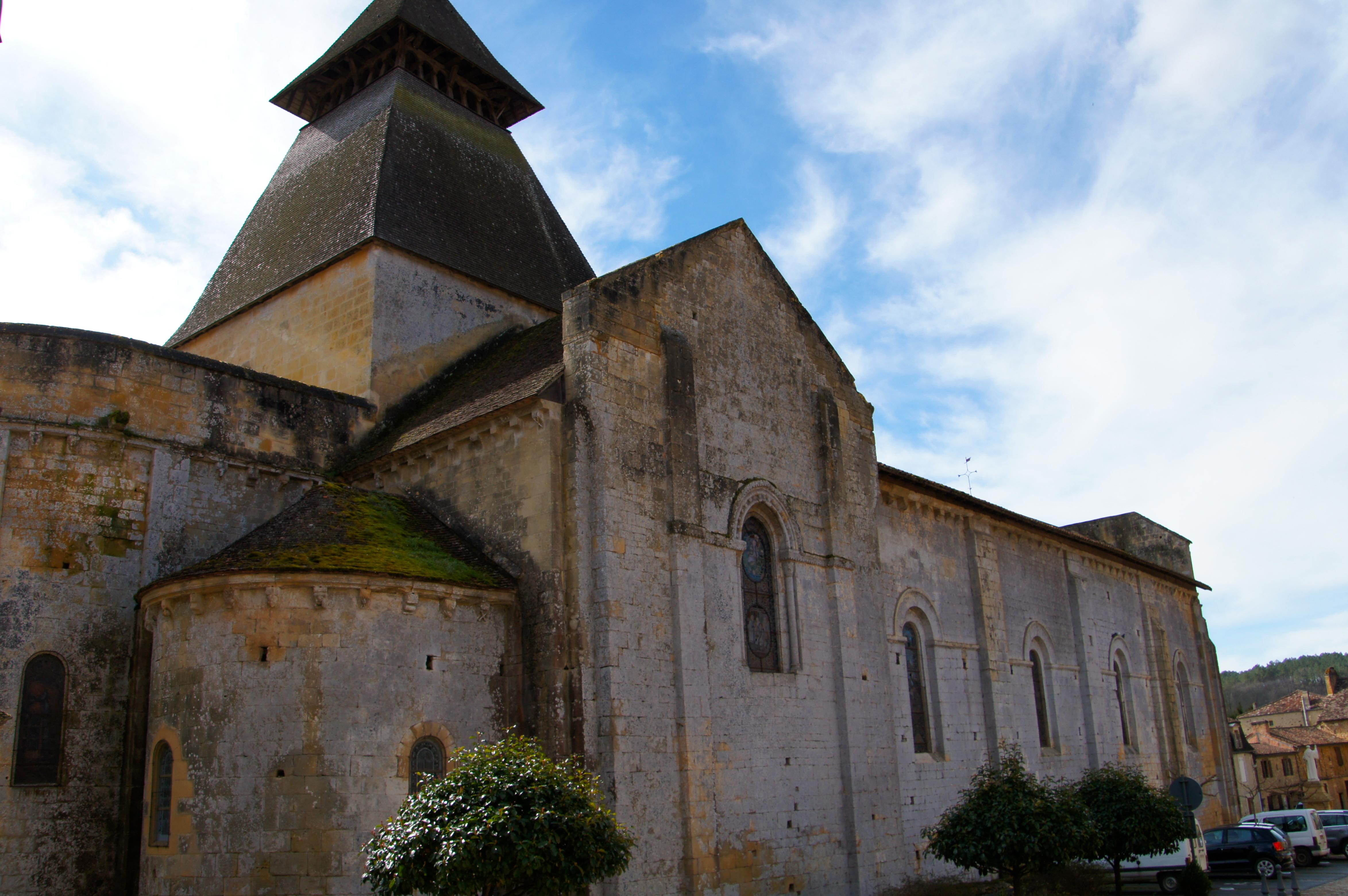 Photo à Le BuissondeCadouin (24480) La façade latérale de l'église