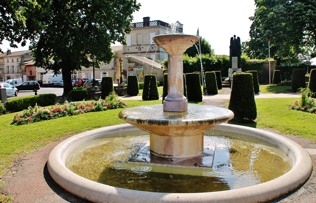 Photo à Castillon-la-Bataille (33350) : La Mairie ...