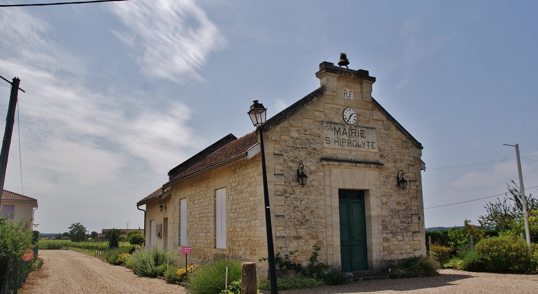 Photo à Castillon-la-Bataille (33350) : La Mairie ...