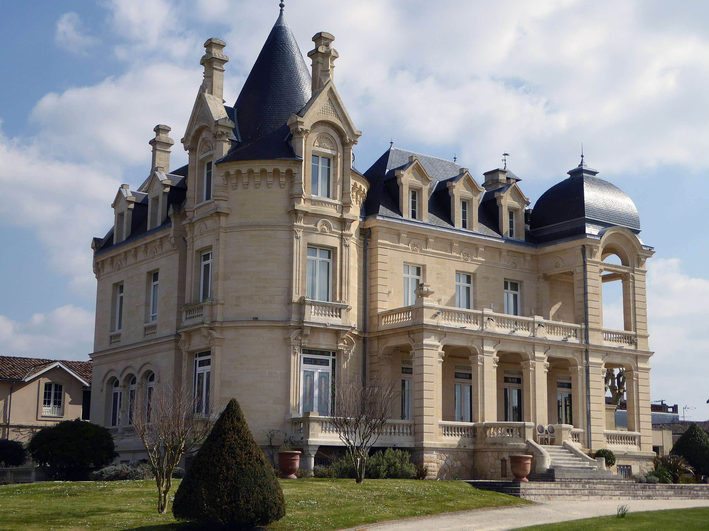 Photo à Saint-Émilion (33330) : Château du Grand Barrail - Saint ...