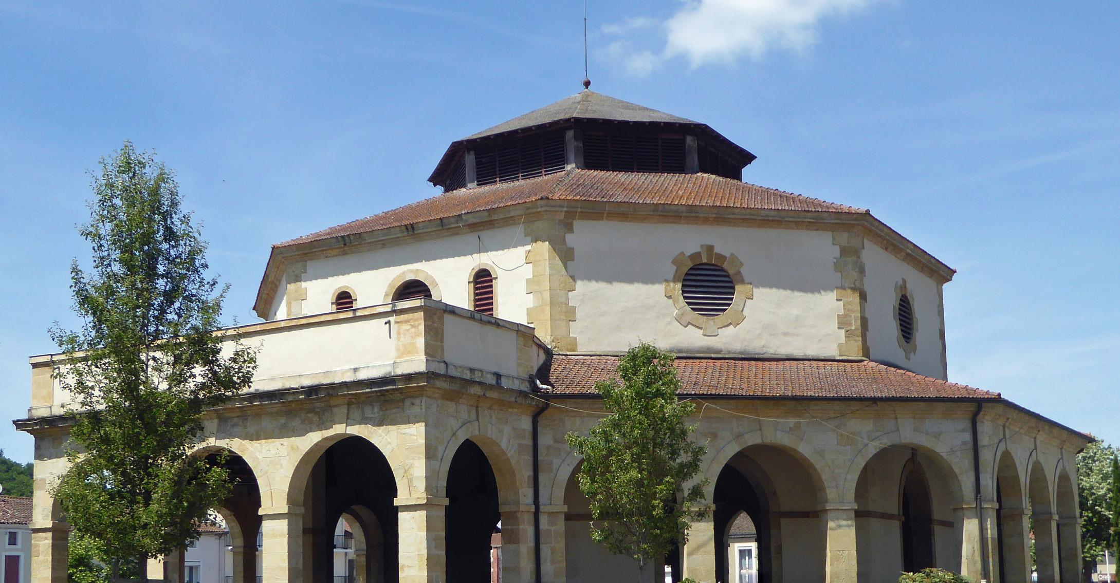 Photo à Airesurl'Adour (40800)  Au sud de l'Adour  la halle aux