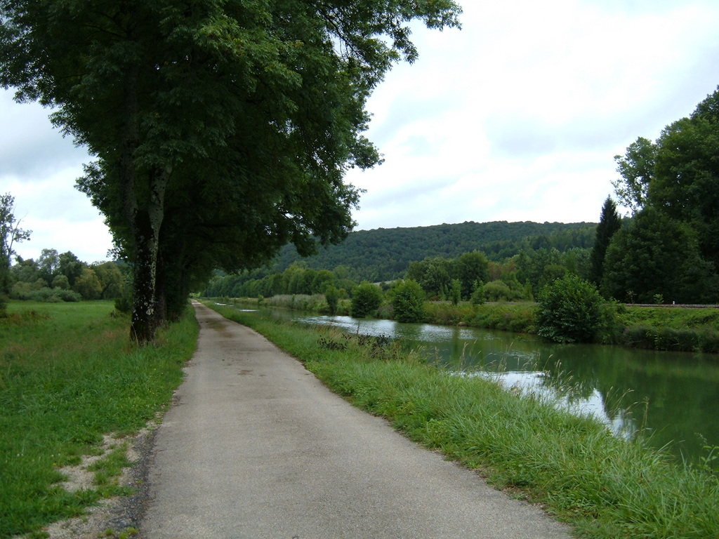 Photo à Curel 52300 Chemin De Halage Du Canal De La Marne à La Saône Entre Curel Et