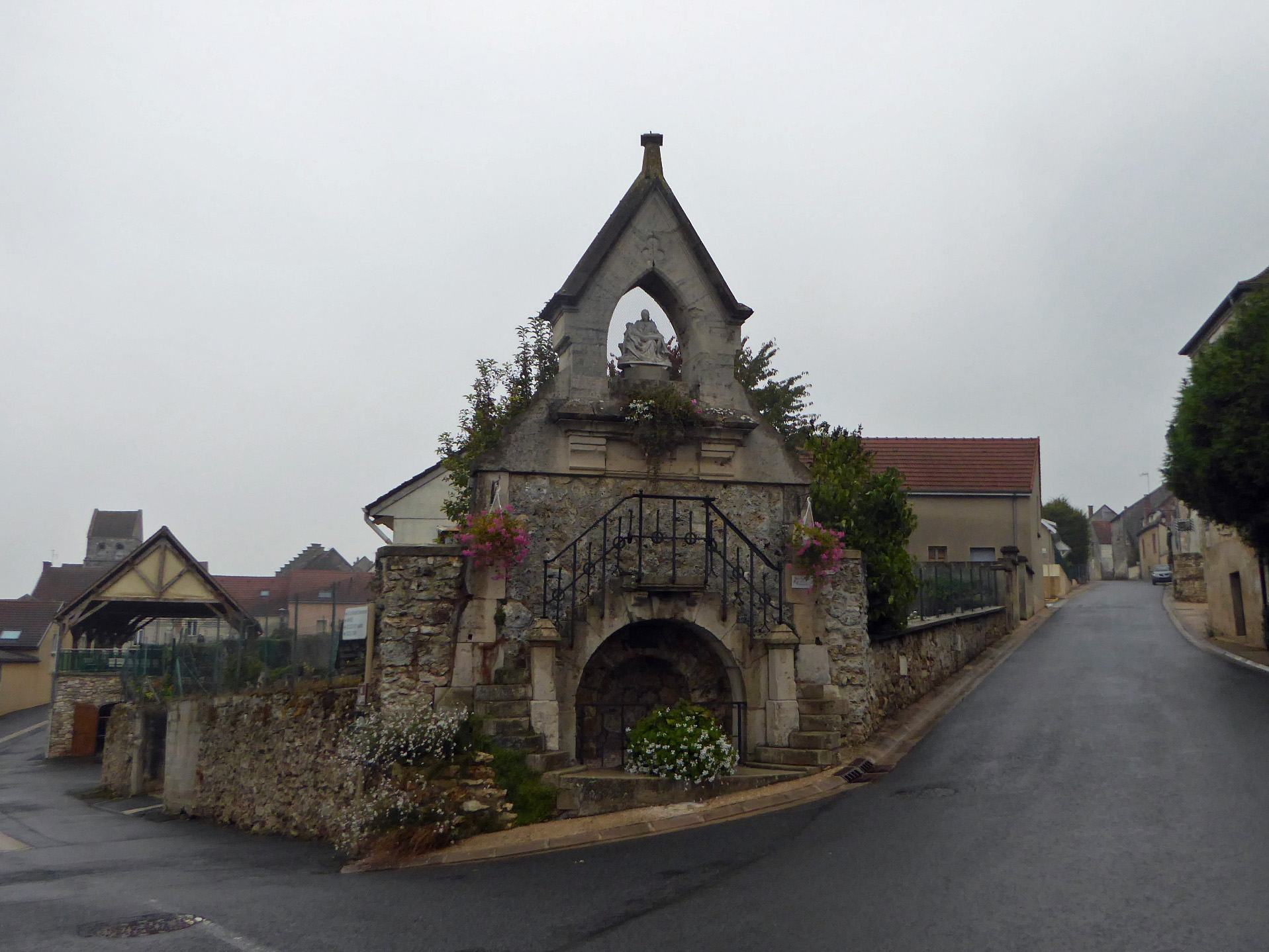 Photo   uilly  51480  fontaine-sanctuaire Notre Dame des