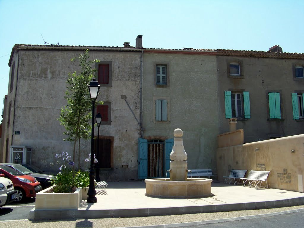 Photo à SainteEulalie (11170) Place de la mairie avec sa fontaine