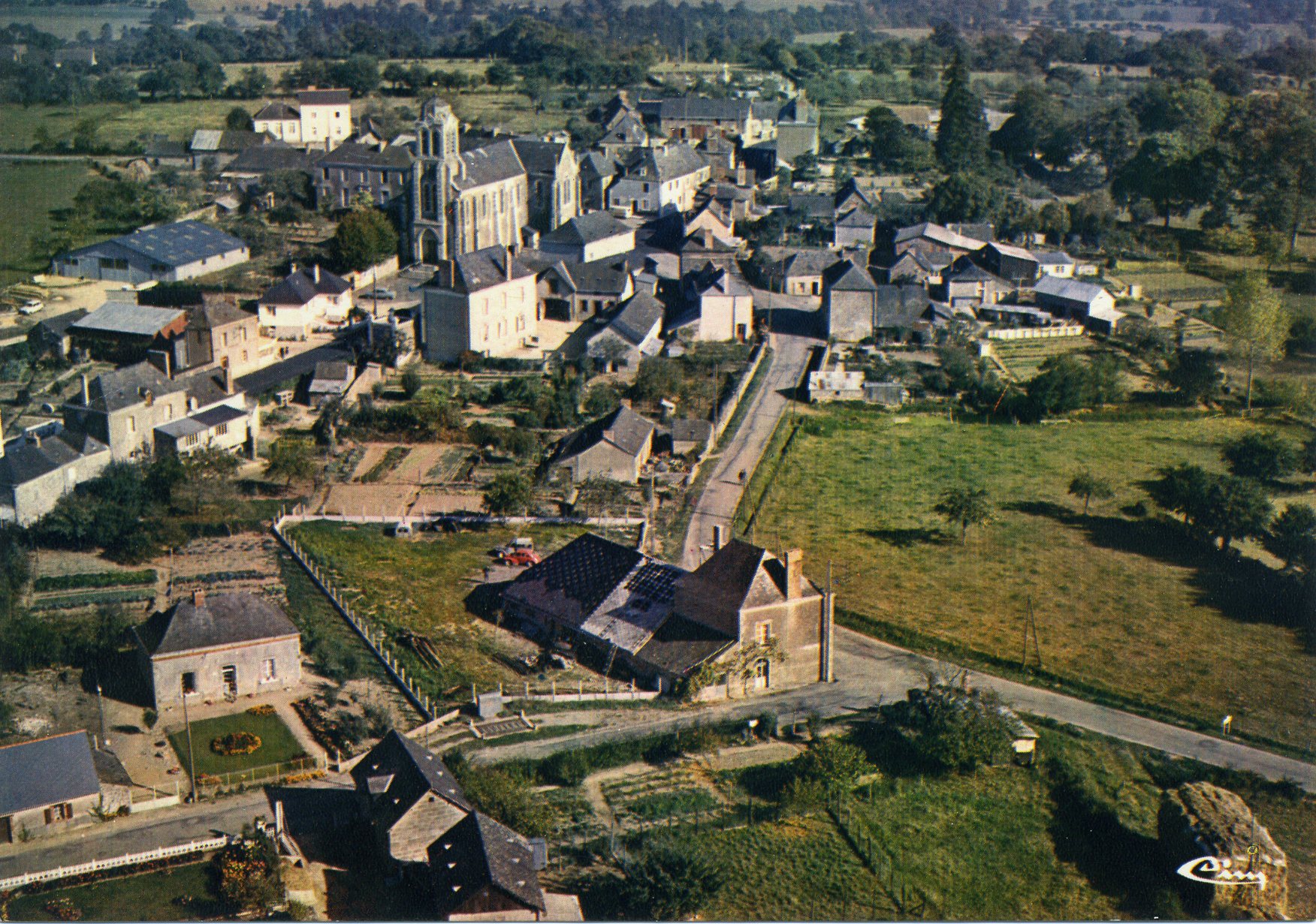 Photo Houssay  53360  Vue g  n  rale a  rienne  carte postale 1970