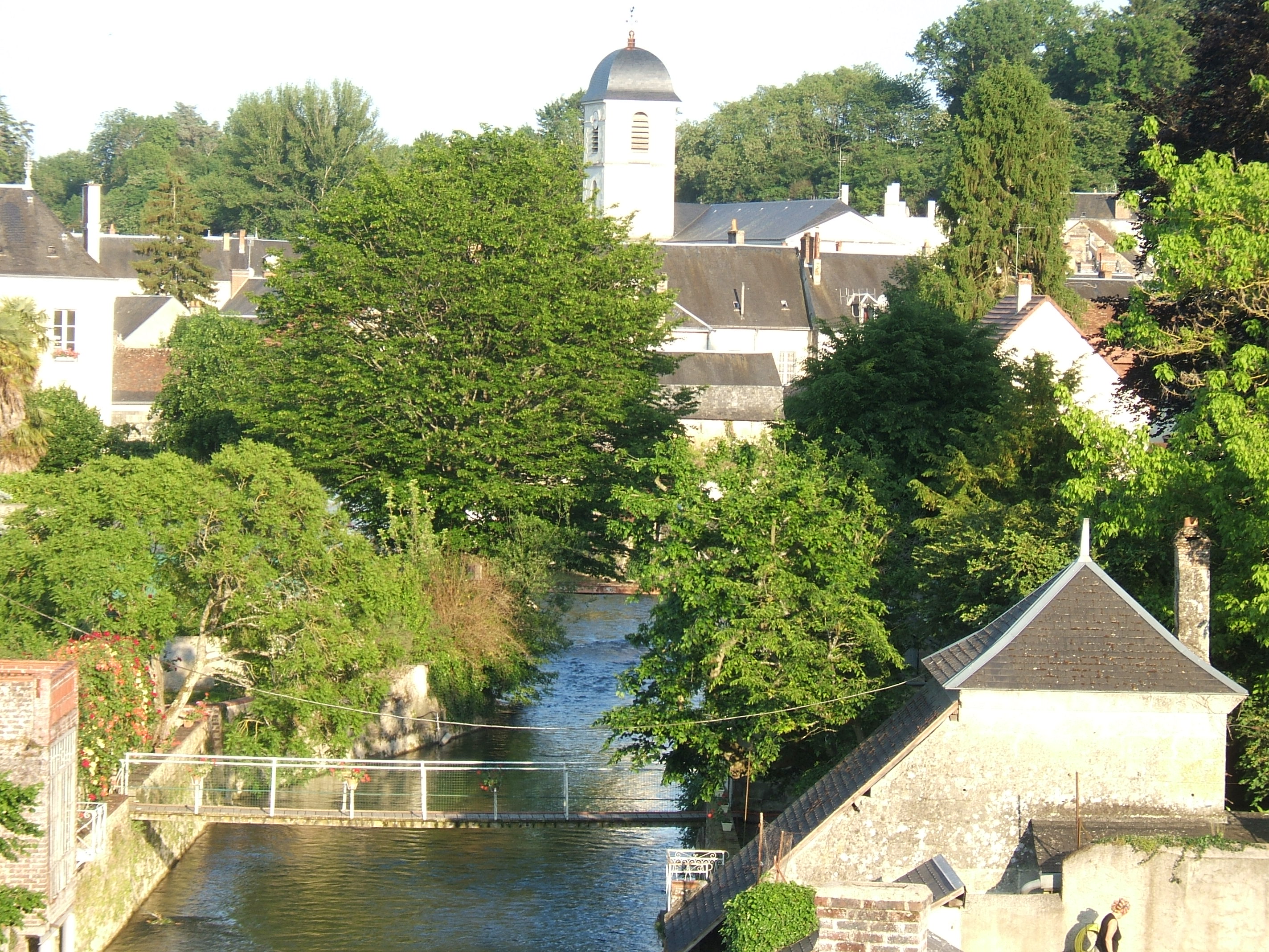 Photo  La Chartre sur le Loir  72340 Vue sur  l glise 