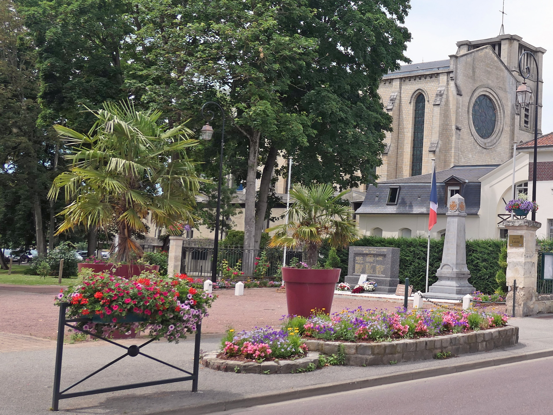 Photo à Margny Lès Compiègne 60280 Léglise Et Le Monument Aux Morts Margny Lès Compiègne 