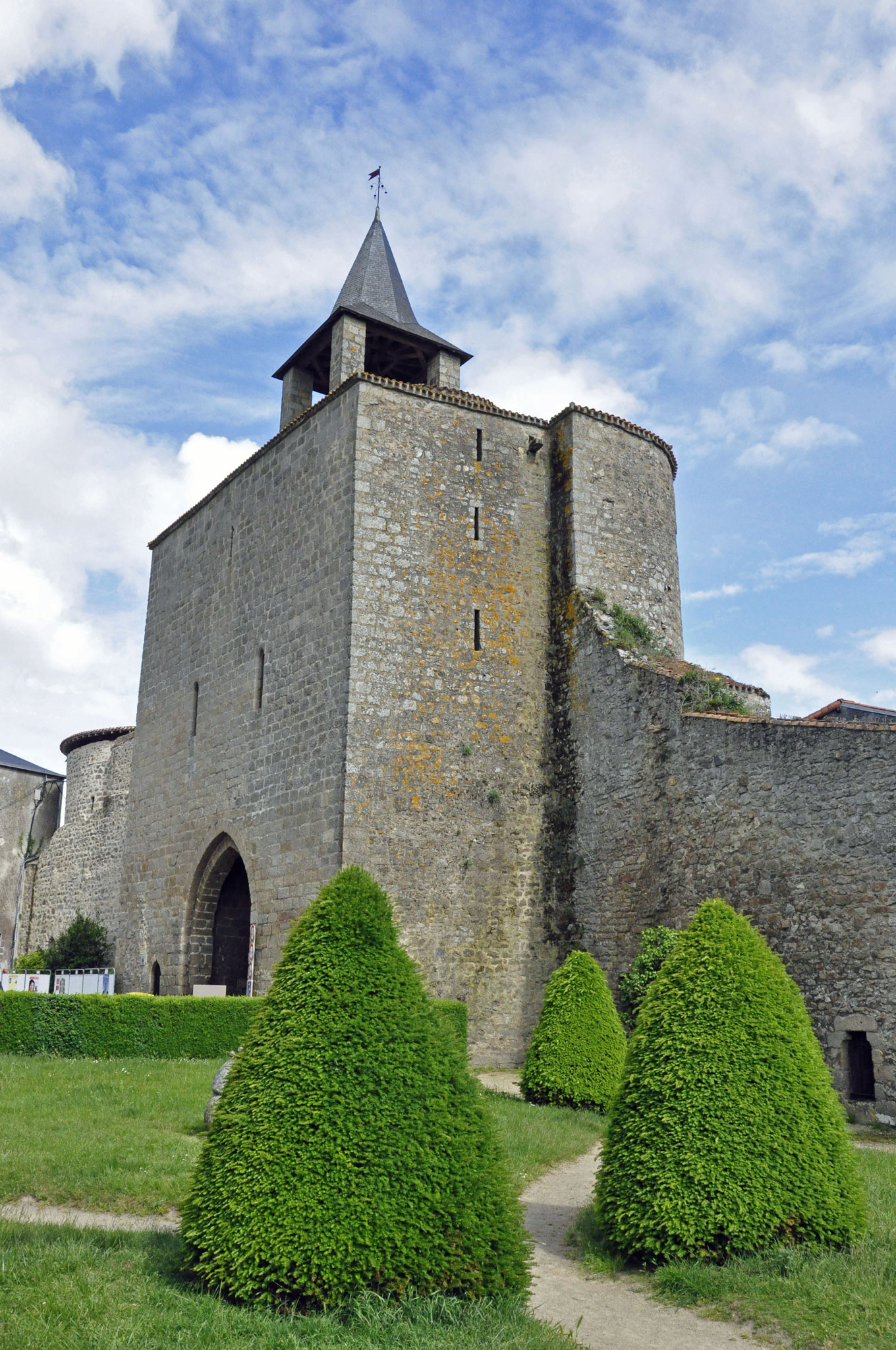 Photo Parthenay  79200  tour l horloge Parthenay  136609