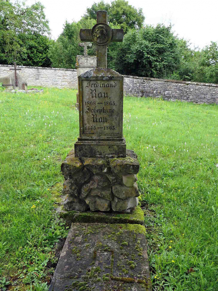  Kirchberg : tombe dans le cimetière