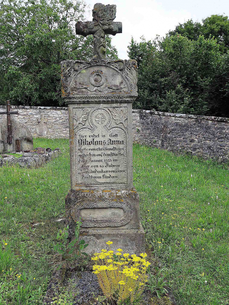  Kirchberg : tombe dans le cimetière