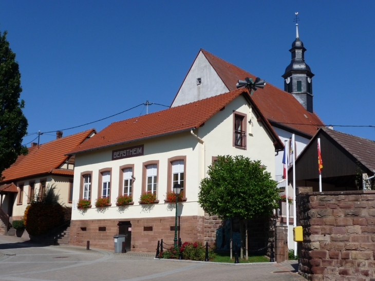 L' ancienne ecole et  l'eglise - Berstheim