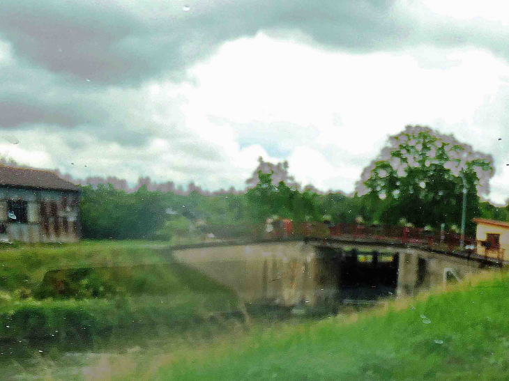 L'écluse du canal sous l'orage - Bissert