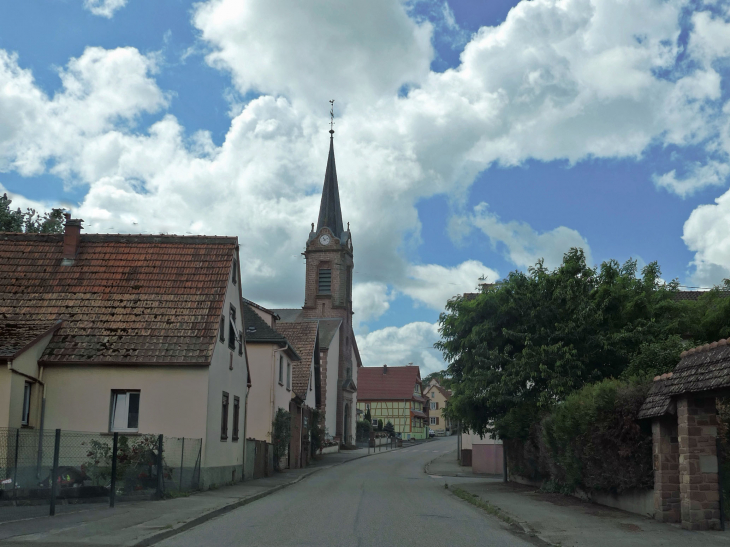 L'église dans la rue principale - Bossendorf