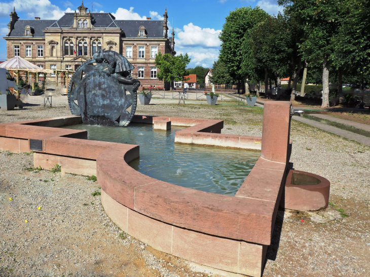 Place du château : fontaine et lycée - Bouxwiller