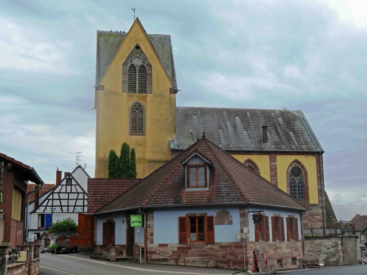 L'église derrière les maisons - Butten