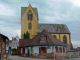 l'église derrière les maisons