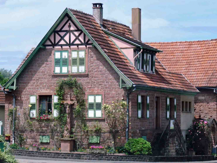 Calvaire sur le mur d'une maison - Dambach